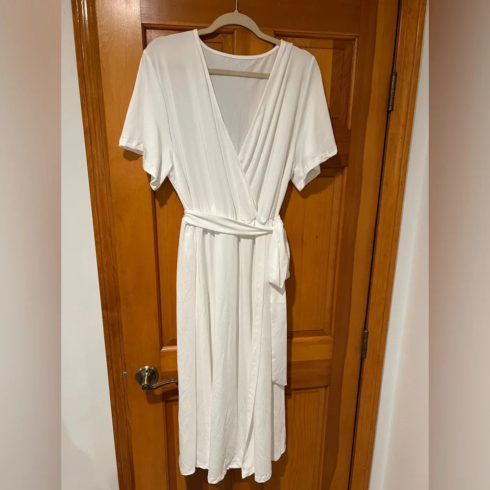 NWOT- White Short Sleeve- V-Neck Dress with tie waist belt and slit - Picture 3 of 6